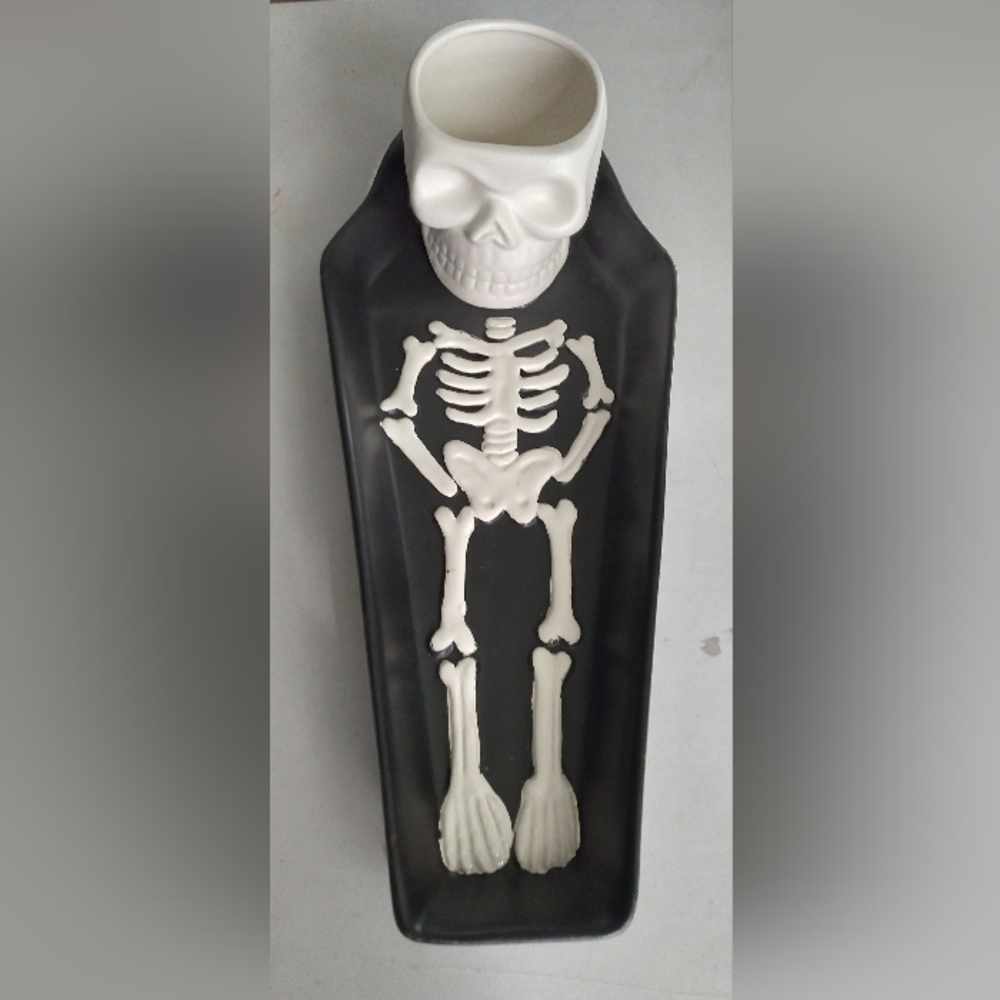 Skeleton chip and dip plate